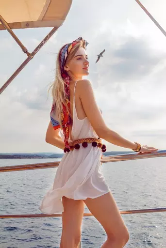 Žena so šatkou na hlave z hodvábnych materiálov v pestrofarebnom prevedení.